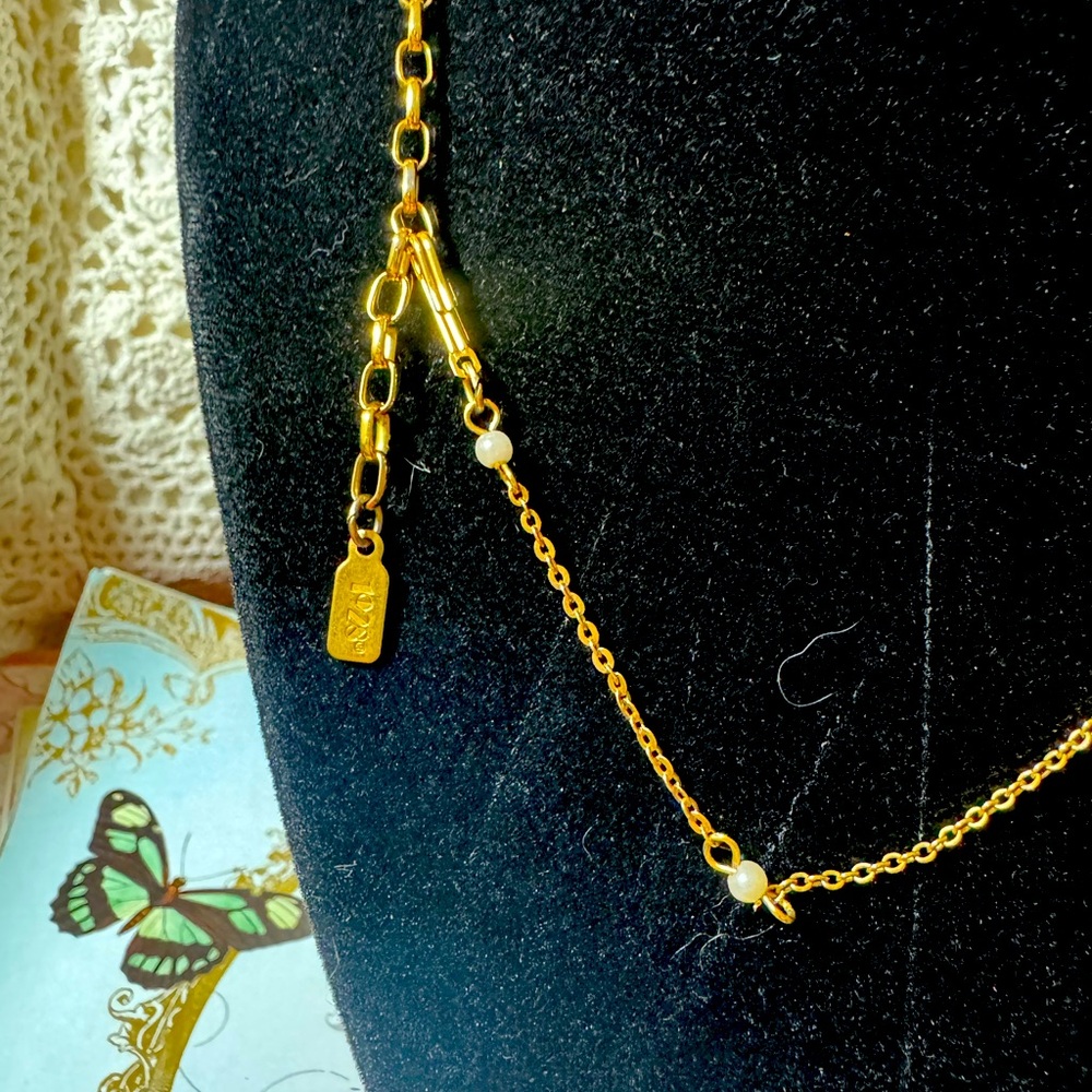 1928 tiny gold tone heart locket, so beautiful, pearls, dainty - Picture 3 of 4